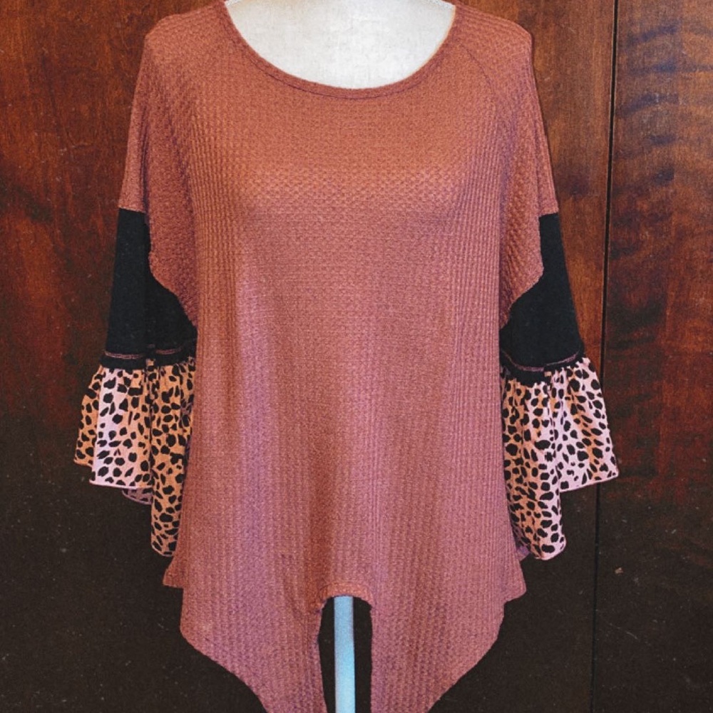 Main Strip/BIG BRATT BOUTIQUE belowy flared sleeve shirt